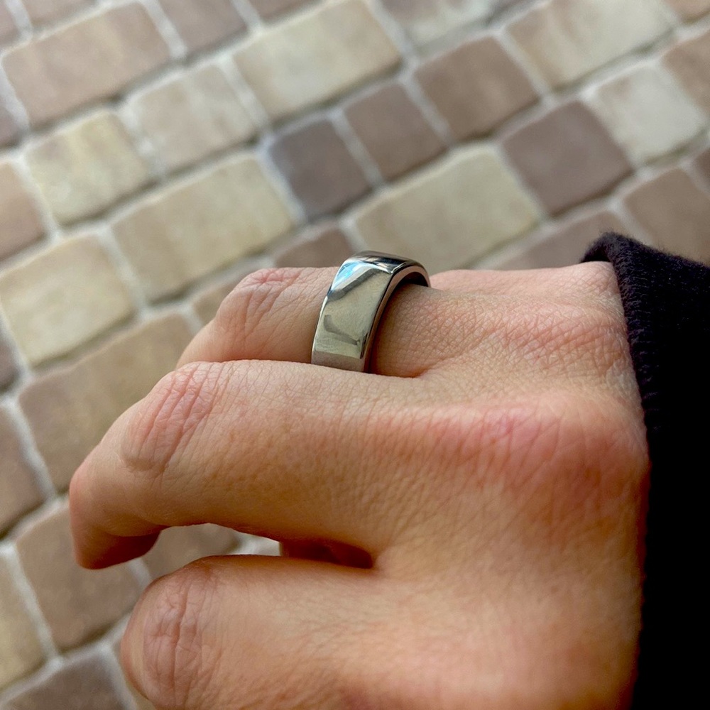 2nd generation Oura ring in great condition, works perfectly. Silver, size 7.